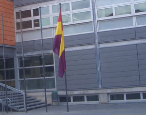 A partir d’aquest dia, la bandera republicana, cada 14 d’abril, oneja davant de la façana de l’Ajuntament. La Vanguardia (16/04/2008) se’n va fer ressò