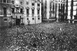 Plaça Sant Jaume, 14 d’abril de 1931. Francesc  Macià, poques hores abans que a Madrid es proclamés la Segona República, proclama la “República Catalana a l’espera que els altres pobles d’Espanya es constitueixin com a  repúbliques per formar la Confederació Ibèrica” 